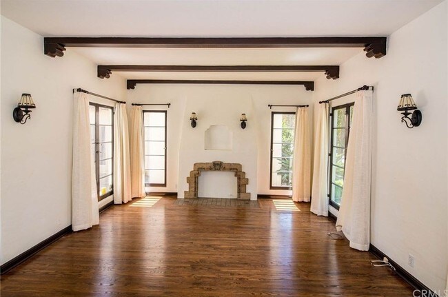 Foto del edificio - 320 N Sycamore Ave