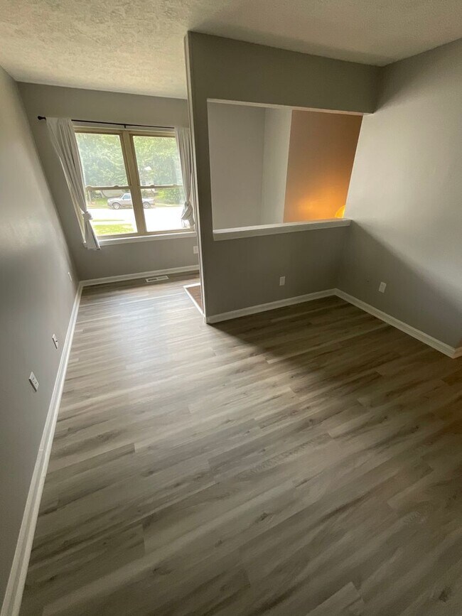 Building Photo - !!!Available August 2025!!! 5 Bedroom 2 Ba...