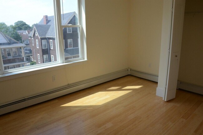 Building Photo - 505 Pleasant St