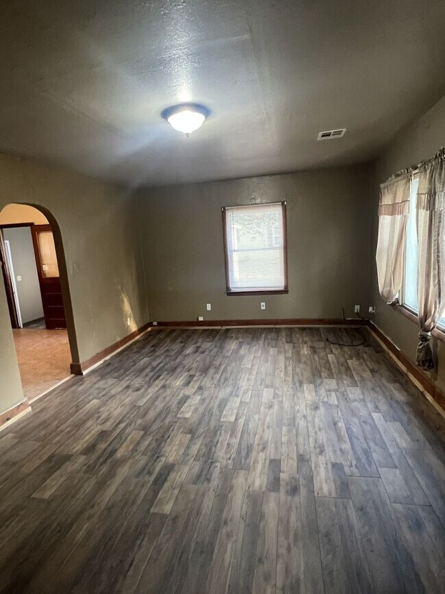 Foto del edificio - 2 Bedroom, 1 Bathroom House with a Garage ...