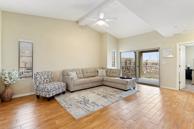 Foto del edificio - Spectacular Two Story Westside Duplex With...