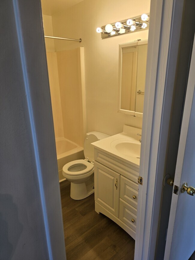 Foto del edificio - 5649 Summit Arch