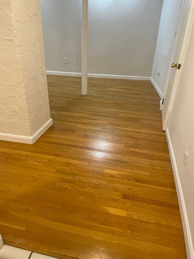 Building Photo - Nicely renovated condo in Coolidge Corner!