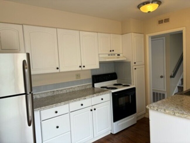 Building Photo - Charming Townhouse