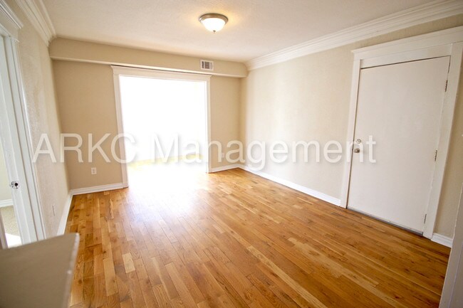 Building Photo - 912 E 39th St