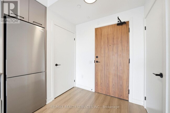 Building Photo - 10 Lagerfeld Dr