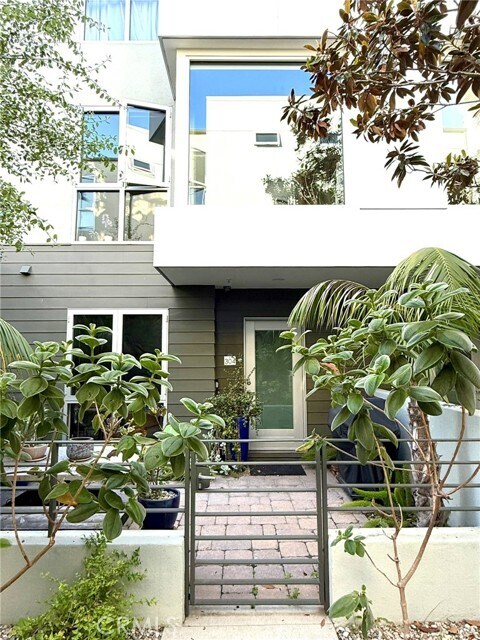 Foto del edificio - 310 Washington Blvd