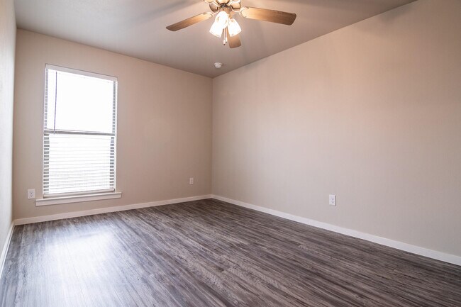 Foto del edificio - 2127 N Texas Ave