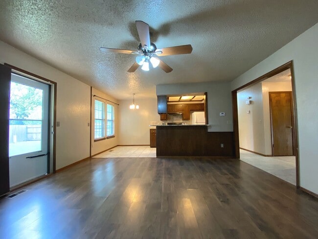 Building Photo - Cute Cozy Home in Central Edmond