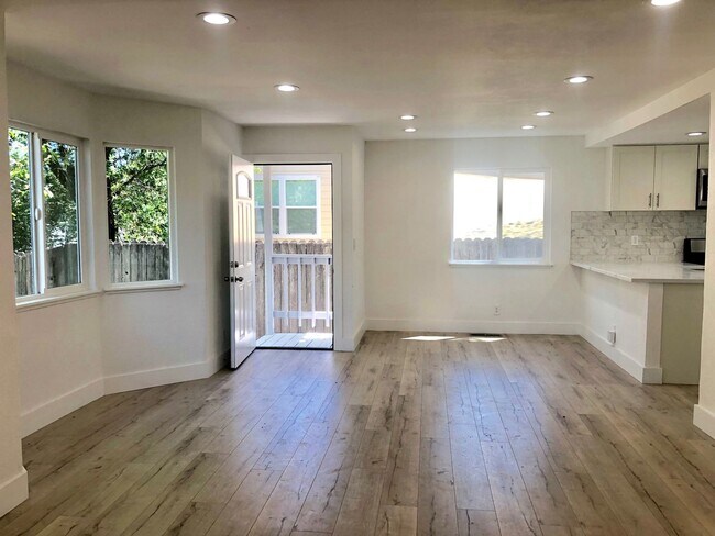 Foto del edificio - 3 Bedroom Townhome For Rent