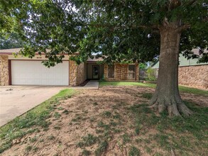 Building Photo - 2116 Oakvista Cir