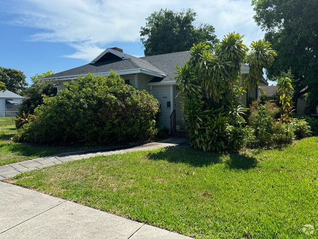 Building Photo - 934 SW 8th Ct