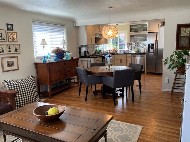 Foto del edificio - Updated 3 Bedroom Rancher in Middle Shooks...