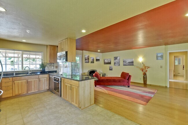 Foto del edificio - Gorgeous Three Bedroom Two Bathroom in San...