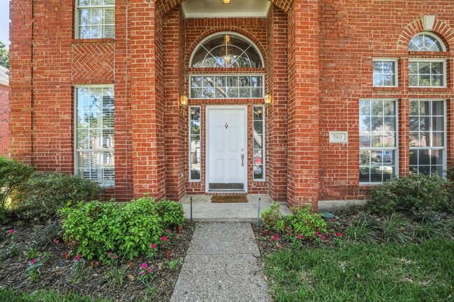 Building Photo - 740 Fairlawn St