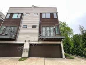 Building Photo - 1012 Westbrook Dr