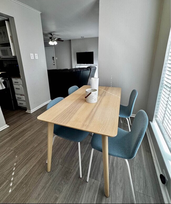 Foto del edificio - 6646 E Lovers Ln