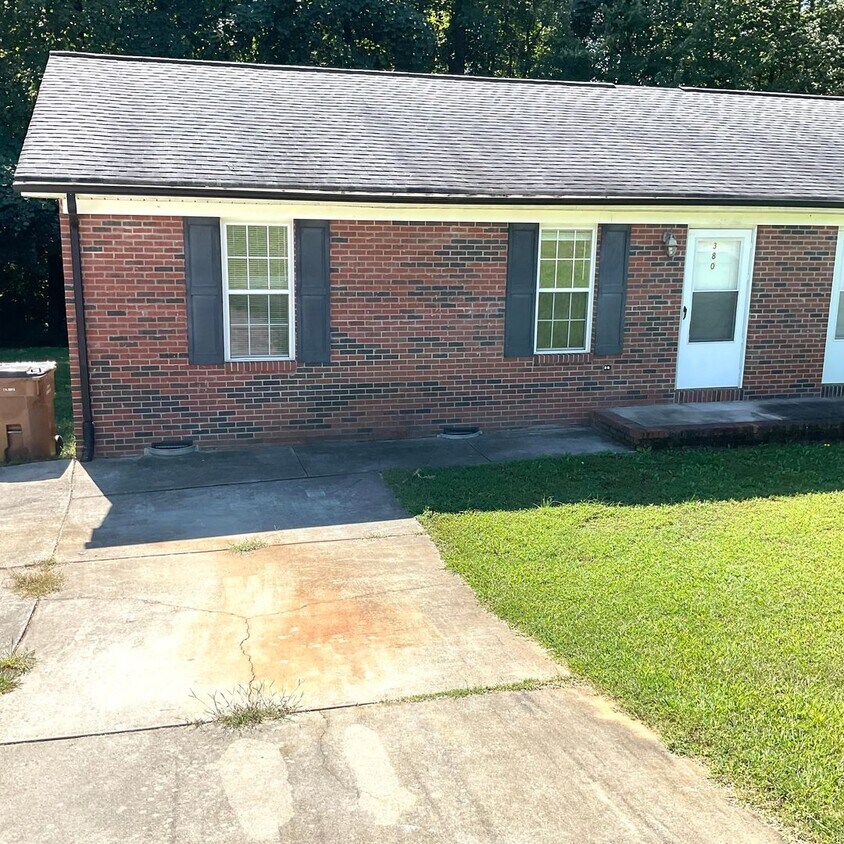 Primary Photo - 380 Turner St