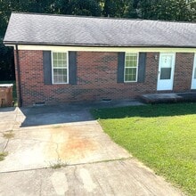 Building Photo - 380 Turner St
