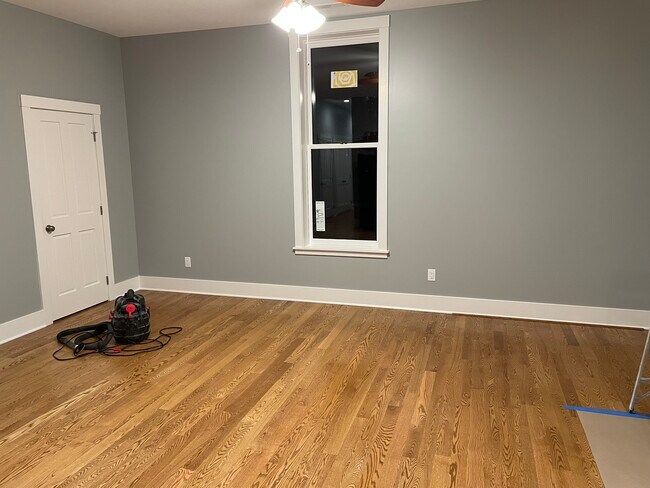 Fotografía del edificio - 204 E Broadway Ave