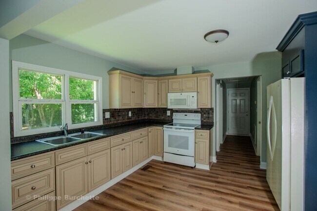 Building Photo - $1,300 – 3-bedroom, 2-bathroom house in Ro...