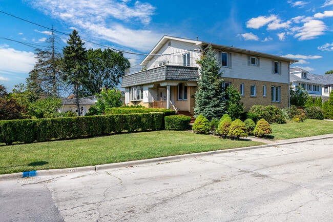 Building Photo - 1420 Oakton St