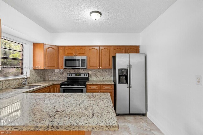 Building Photo - 3 br, 2 bath House - 560 NE 157th Ter # 560