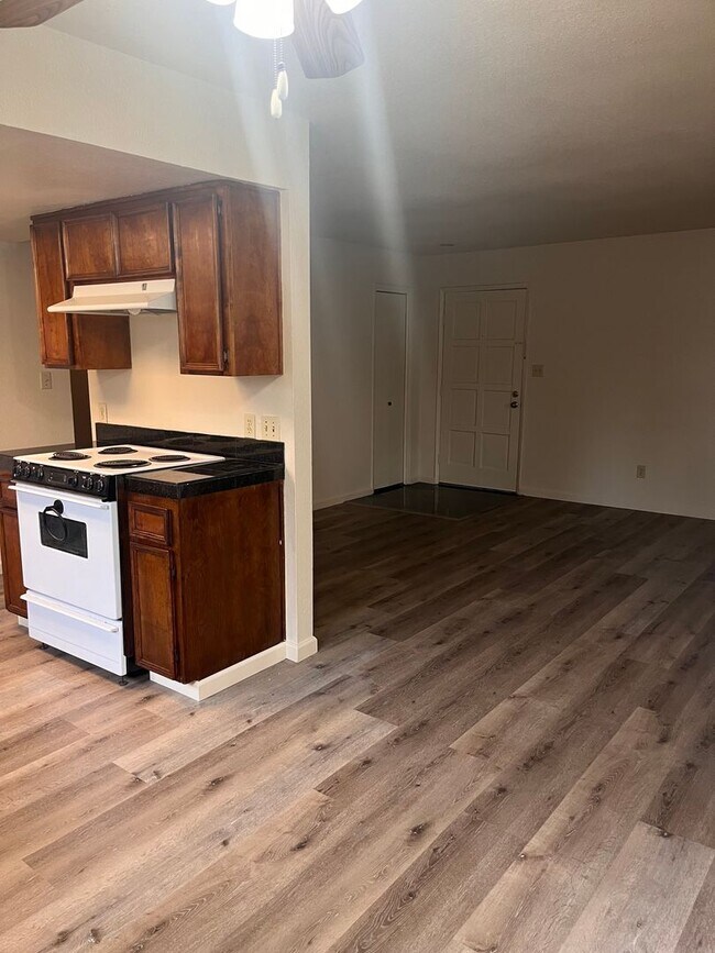 Building Photo - Desirable 2 Bedroom Condo in the Timberlak...