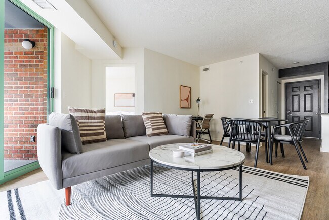 Foto del edificio - 4650 Washington Blvd