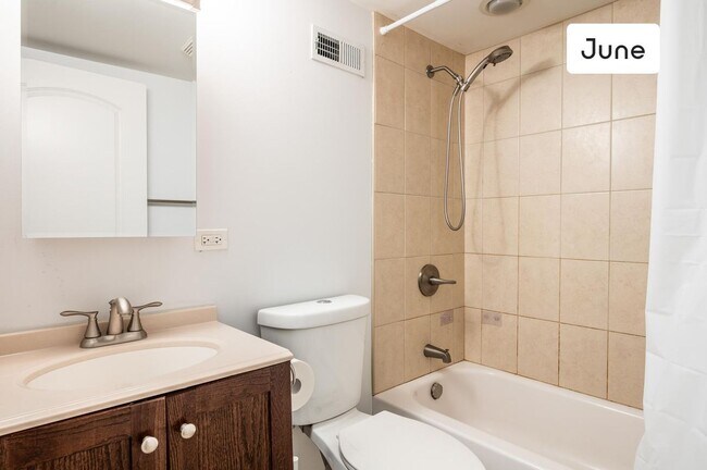Building Photo - Full bedroom in 3 bed/2 bath Home