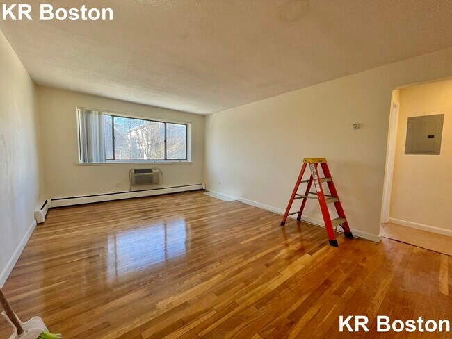 Building Photo - 70 Dustin St