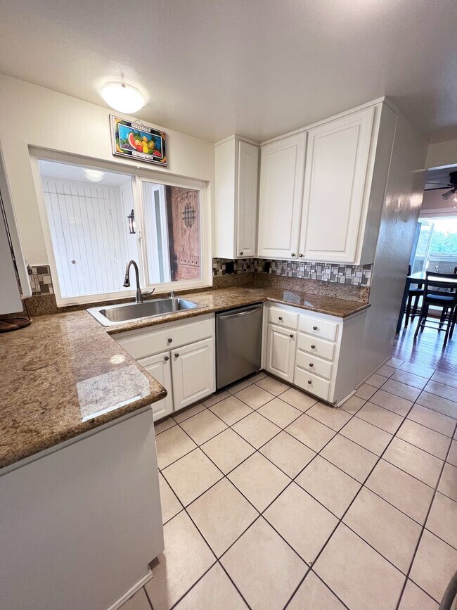 Foto del edificio - Furnished - 2 Bed/1.5 Bath Townhome ~ Beautifully Maintained!