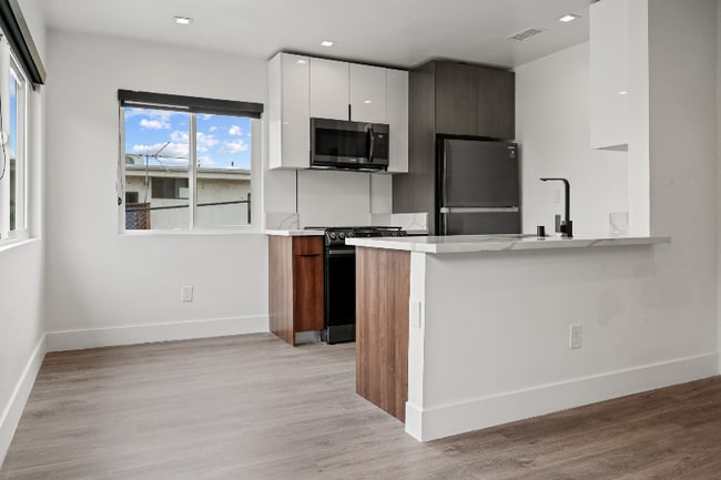 Building Photo - 701 N Hill Pl