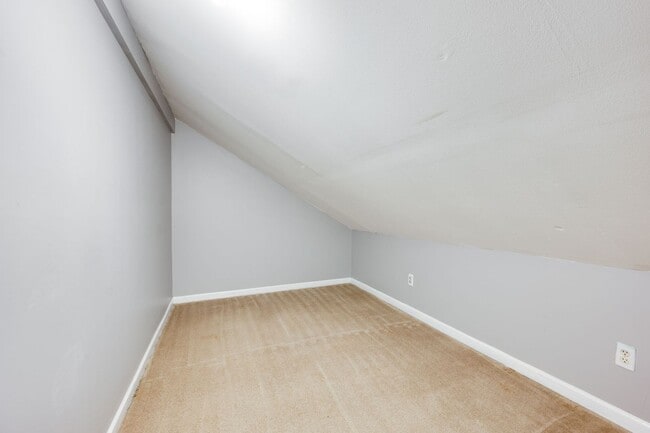 Building Photo - Great 3 bed 2 bath Home in Bellevue!