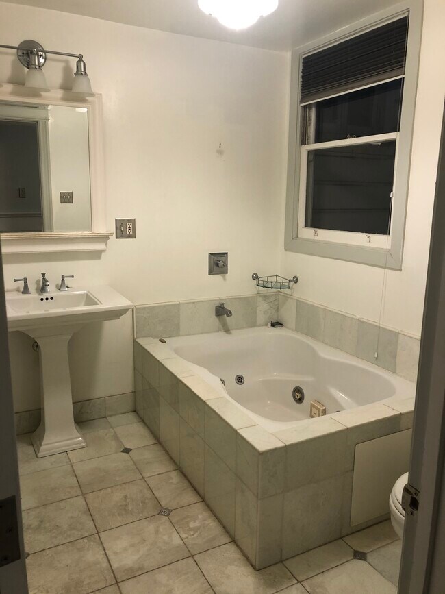 jetted tub - 1355 Oak St