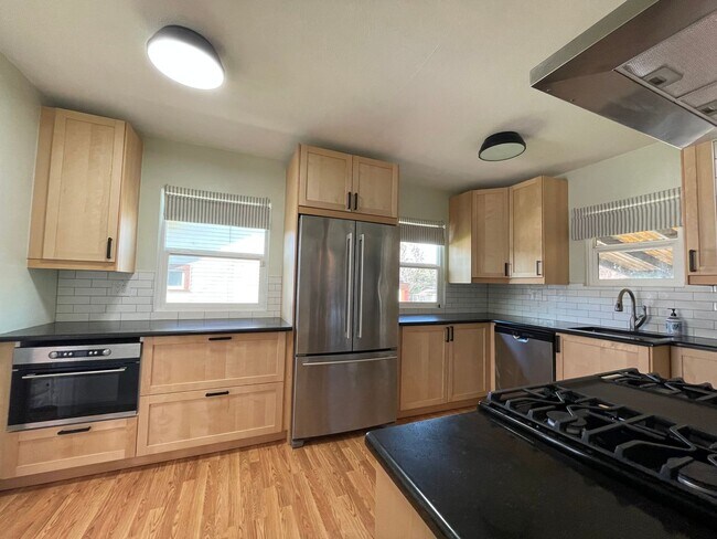 Foto del edificio - St. Johns 1940s 2Bd 1Ba home with updated Kitchen and a Basement! Features a Stained glass Outdoo...