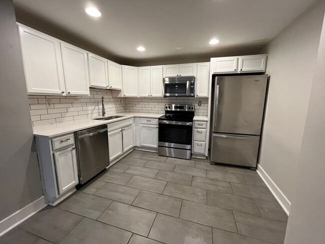 Building Photo - Stylish 2 bedroom 2 full bathroom near The...