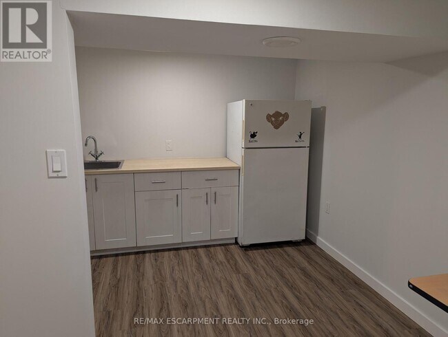 Photo du bâtiment - 63 Pelham Rd