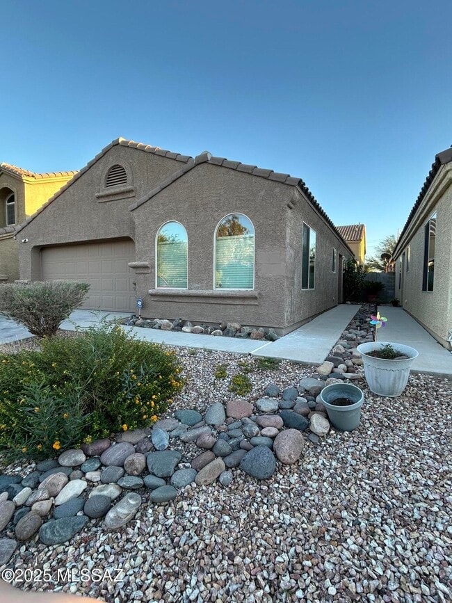 Building Photo - 2011 W Mountain Pointe Dr