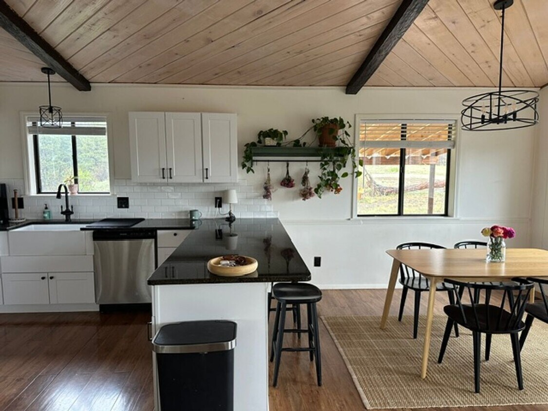 Foto principal - Quiet Country Home 3 bedroom 2.5 bath log ...