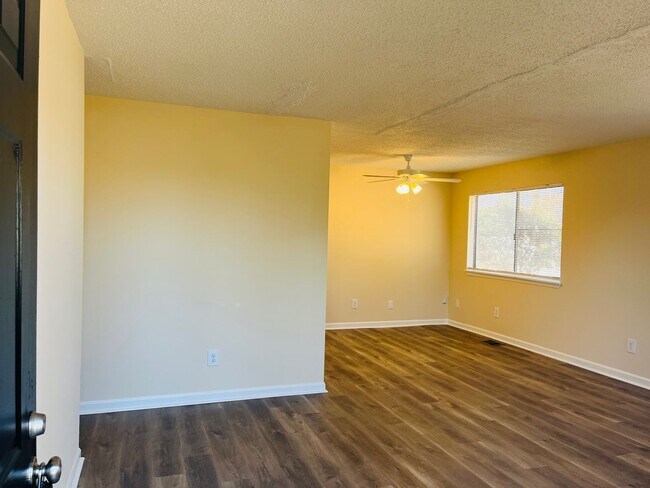 Foto del edificio - 13-15 Oakmount Dr