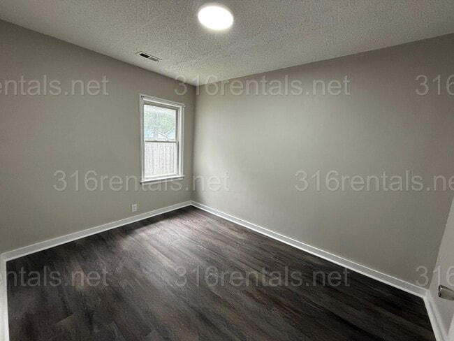 Foto del edificio - $1245 - 4 bedroom / 1 bathroom - Beautiful...