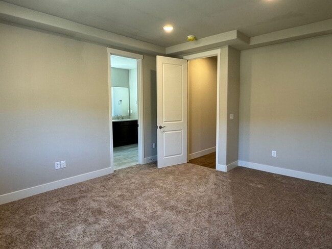 Building Photo - SINGLE STORY | 4 -bedrooms |3 baths | 1877...