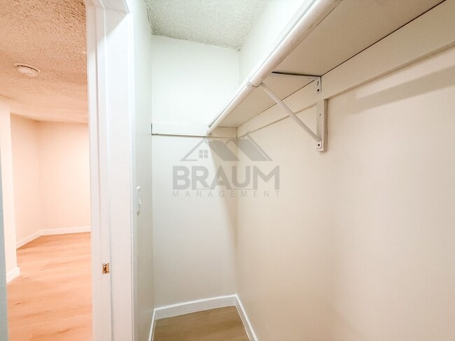 Foto del edificio - 6041 Whitsett Ave