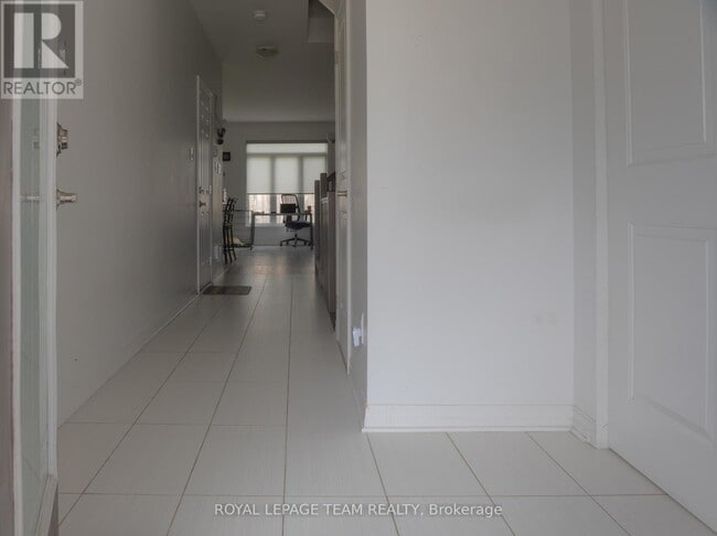 Building Photo - 174 Hawkshaw Cres