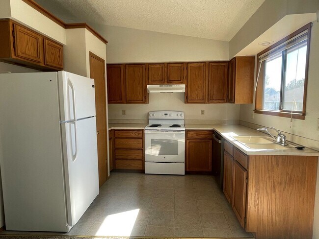Building Photo - Now renting 2 bedroom Duplex