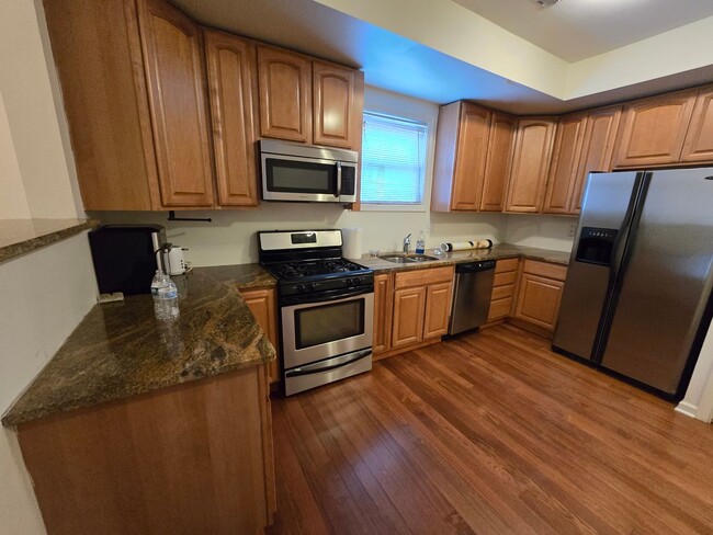 Building Photo - Spacious 3BR/2BTH w/ HW Floors, A/C, W/D, ...