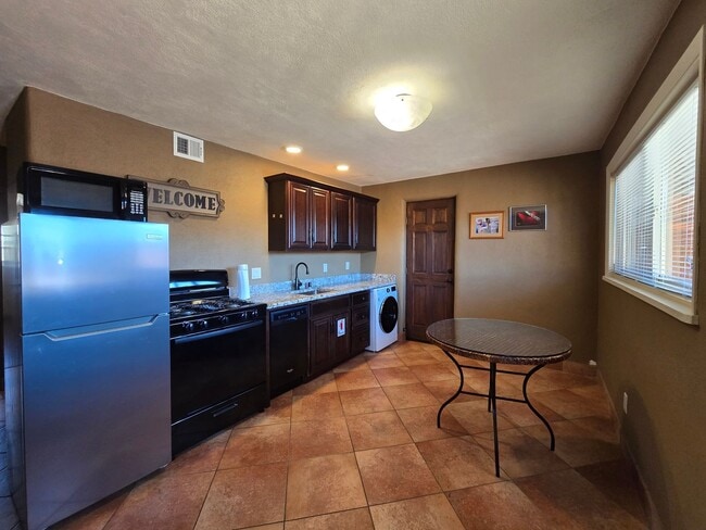 Building Photo - 1506-A Agua Fria St
