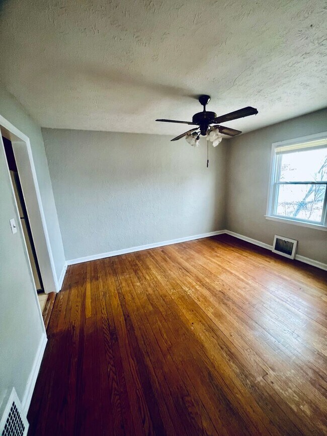 Foto del edificio - Large 2 bed 1 bath Duplex in Dundee!