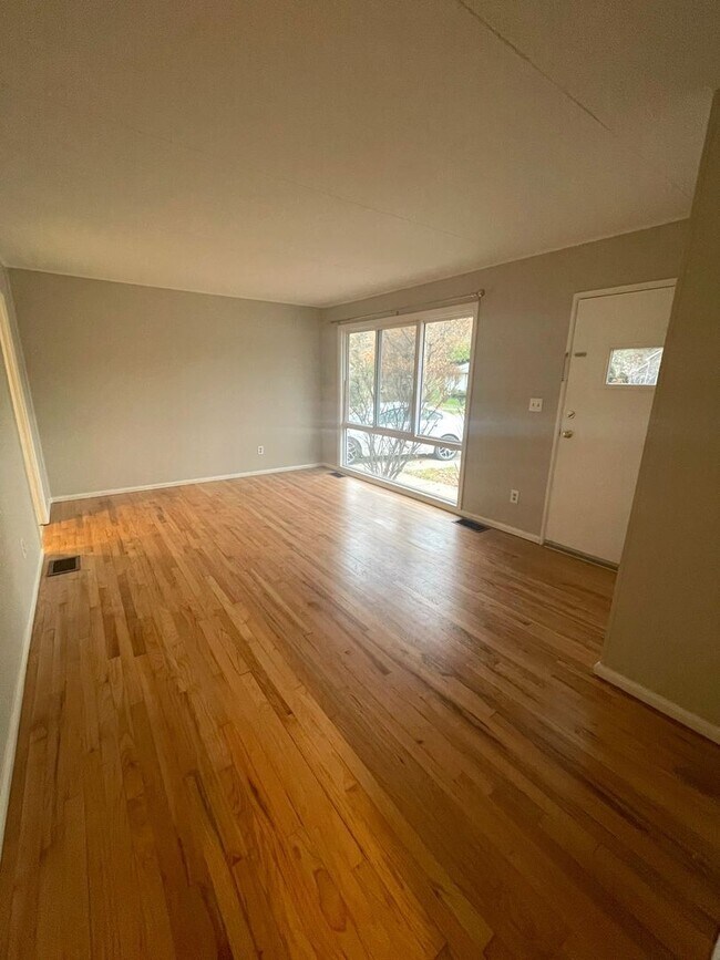Foto del edificio - Three Bedroom One and a Half Bath in Lesli...